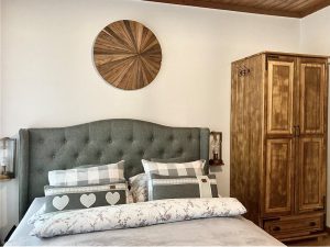 dwa fotele oraz szafa